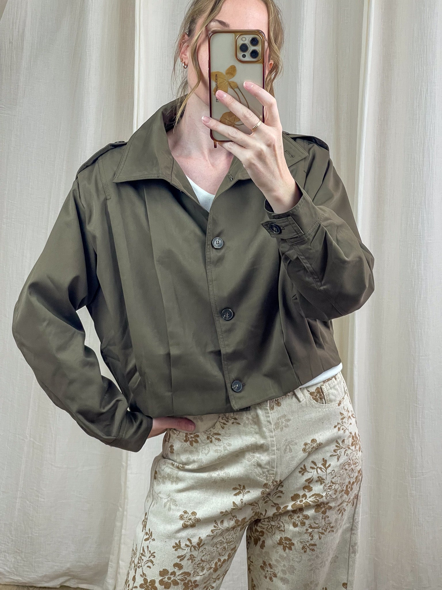 Veste courte kaki femme style militaire avec col et boutons, coupe oversize tendance automne