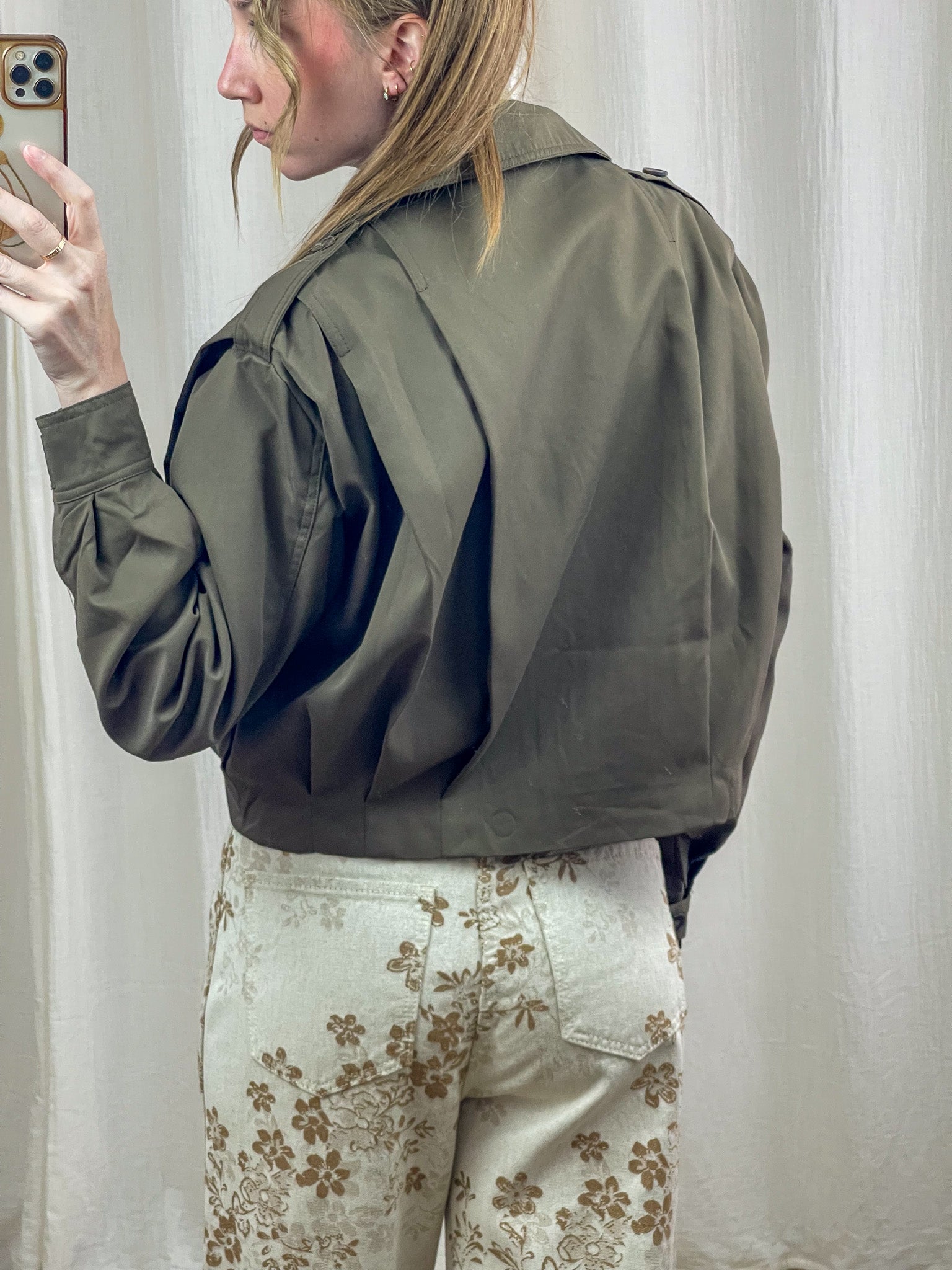 Veste Molly kaki oversize coupe bomber avec épaulettes, style militaire vintage femme