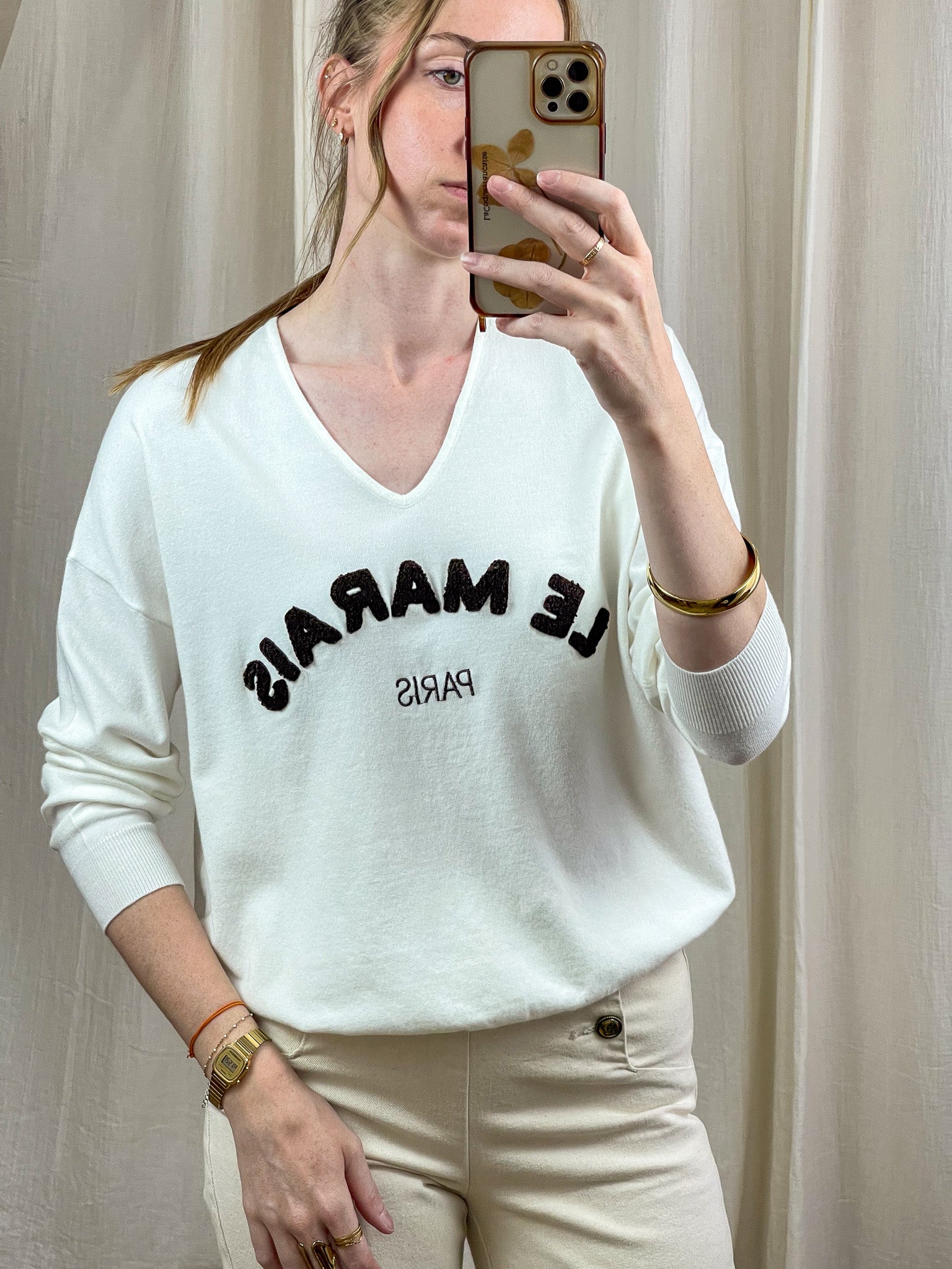 Pull col V blanc cassé femme avec lettrage Le Marais Paris brodé noir style parisien chic décontracté