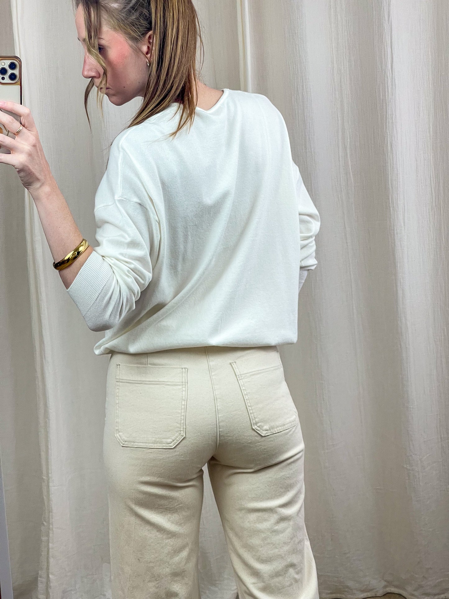 Pull femme blanc manches longues coupe oversize Le Marais porté avec jean écru taille haute style casual chic