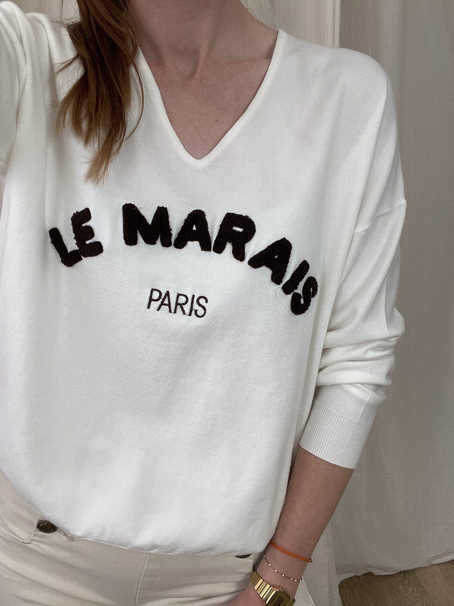 Pull femme blanc col V inscription Le Marais Paris lettrage noir bouclette style parisien chic décontracté