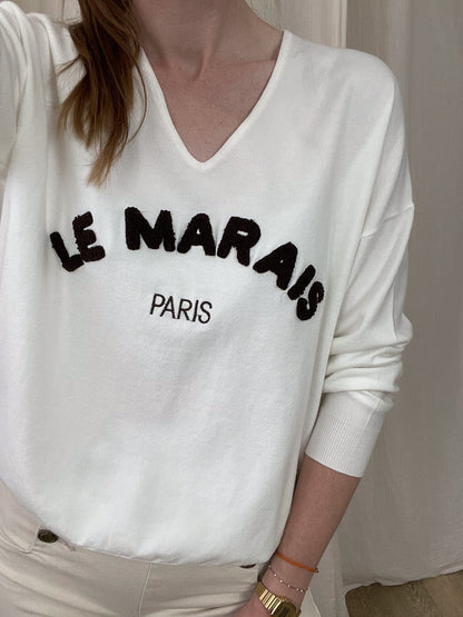 Pull femme blanc col V inscription Le Marais Paris lettrage noir bouclette style parisien chic décontracté