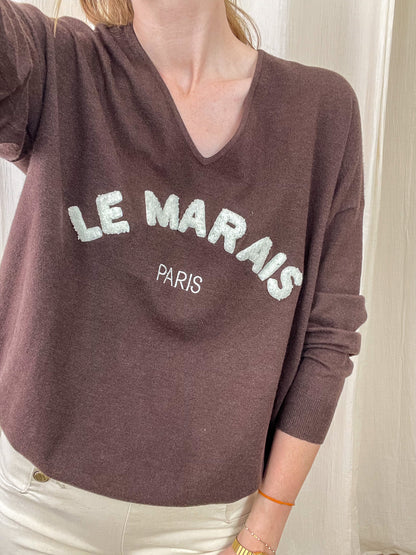 Pull col V marron chocolat femme avec lettrage Le Marais Paris en bouclettes blanches, maille fine style parisien chic
