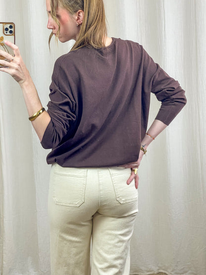 Pull Le Marais marron chocolat coupe oversize décontractée manches longues porté avec jean écru femme dos