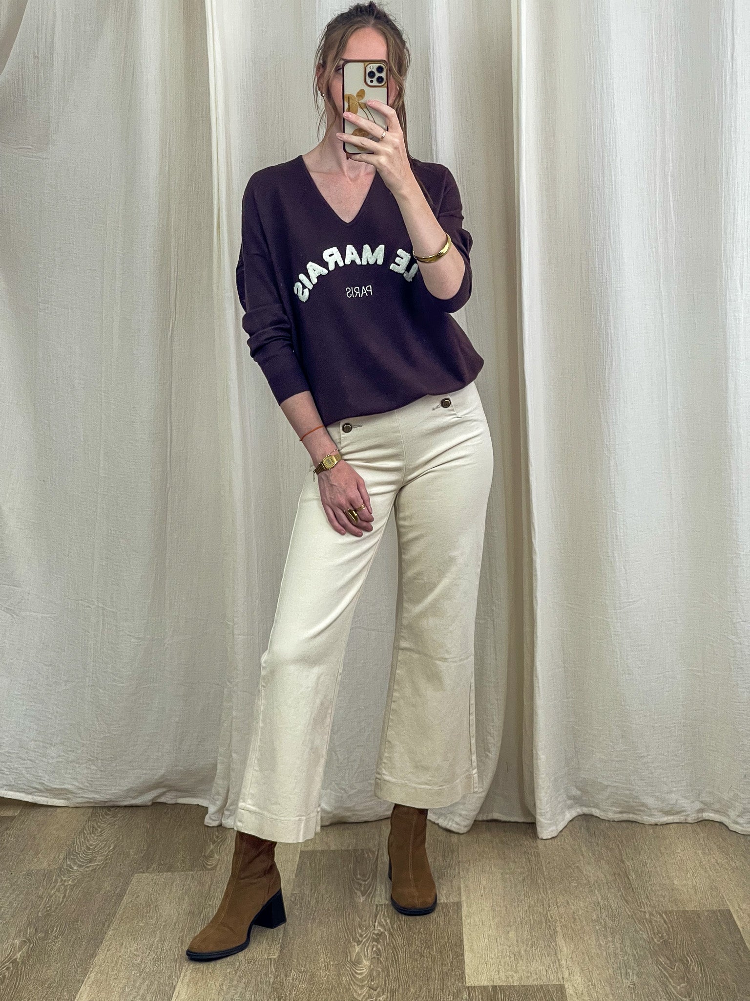 Pull col V violet Le Marais Paris femme en maille douce, style casual chic parisien porté avec pantalon écru