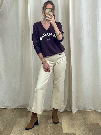Pull col V violet Le Marais Paris femme en maille douce, style casual chic parisien porté avec pantalon écru