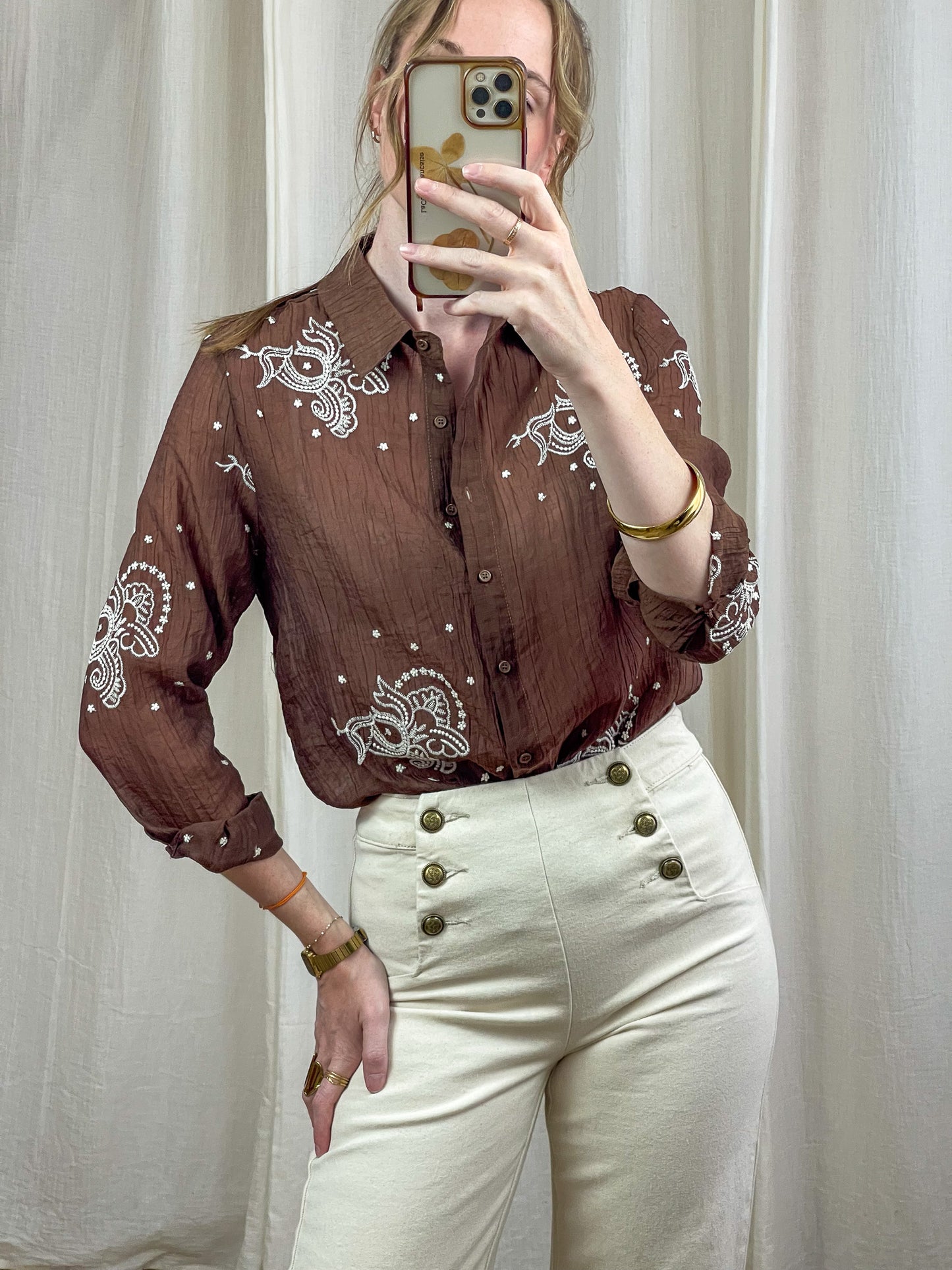 Chemise marron broderies blanches style bohème femme, coupe ample col classique, blouse ethnique chic