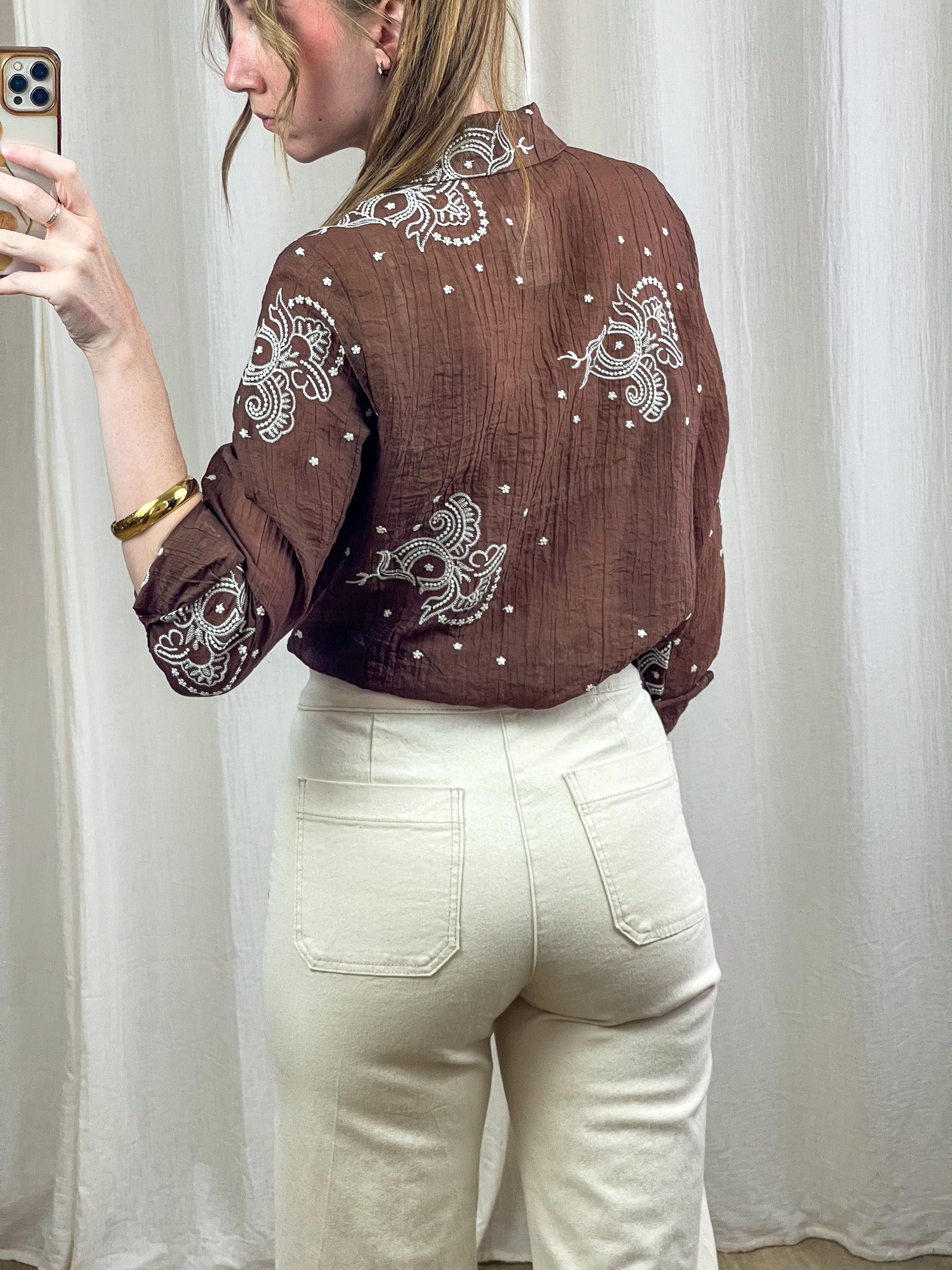 Chemise Kathleen marron broderies blanches ethniques style bohème femme, col montant manches longues