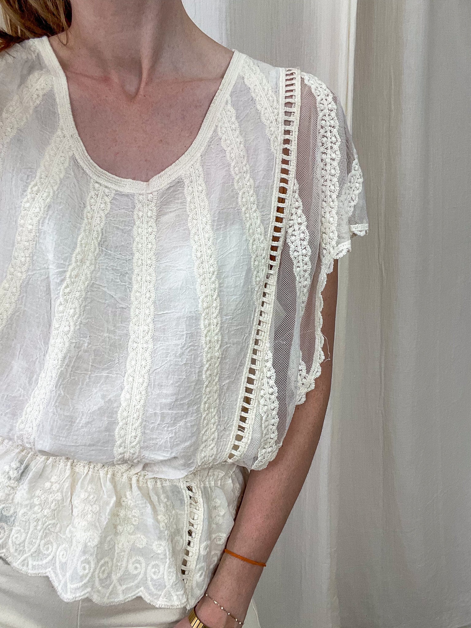 Top blanc cassé femme style bohème avec broderies et dentelle ajourée, coupe fluide à basque