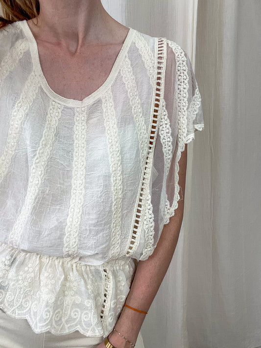 Top blanc cassé femme style bohème avec broderies et dentelle ajourée, coupe fluide à basque