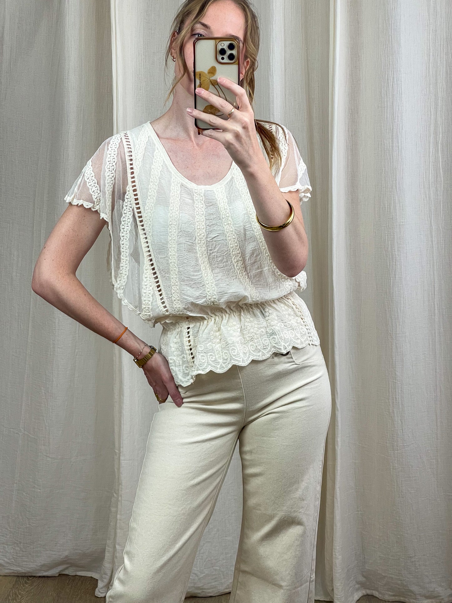 Top Khaleesi blanc cassé en dentelle et voile transparent style bohème romantique femme