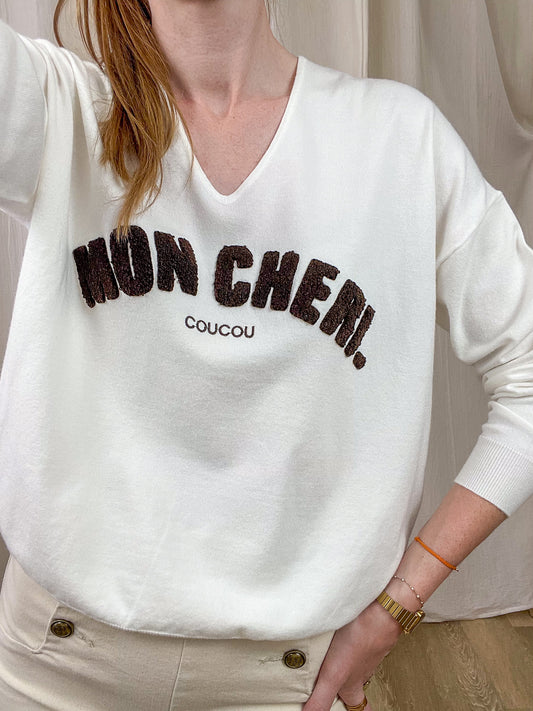 Pull col V blanc cassé femme avec inscription MON CHERI en bouclette marron et broderie coucou style décontracté
