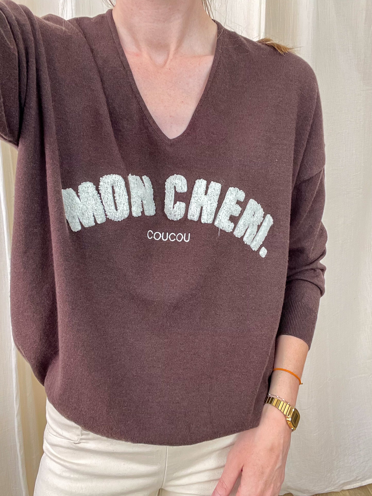 Pull col V femme marron chocolat avec inscription MON CHERI en bouclette blanche, coupe oversize décontractée style coucou