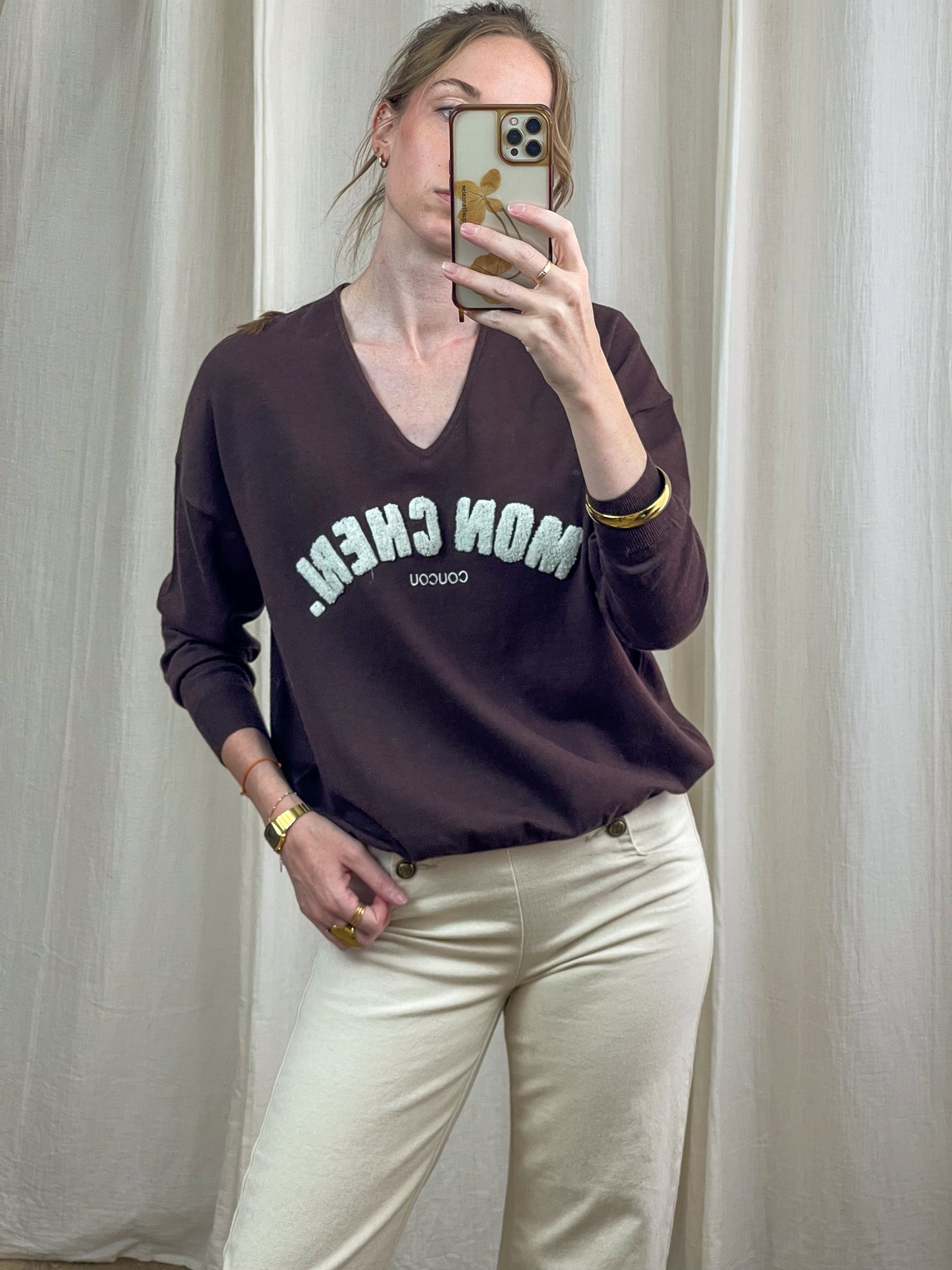 Pull col V marron chocolat femme avec lettrage MON CHERI texturé blanc, coupe oversize décontractée style casual chic