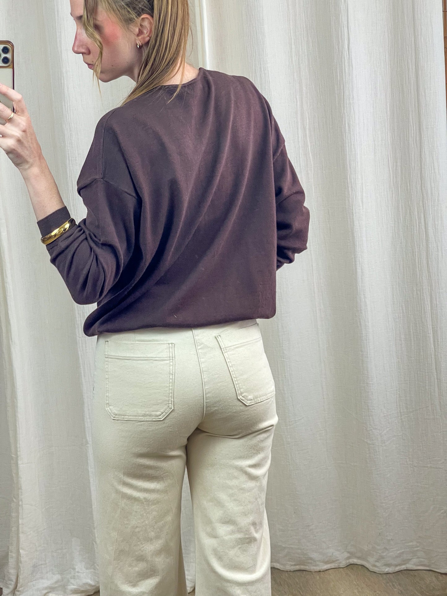 Pull femme oversize marron chocolat en coton doux, coupe ample décontractée, porté avec jean écru taille haute