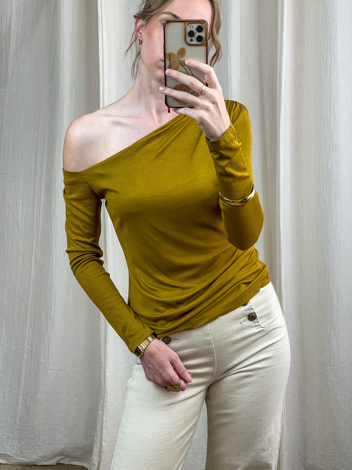 Top épaule dénudée asymétrique manches longues couleur moutarde doré femme style chic décontracté