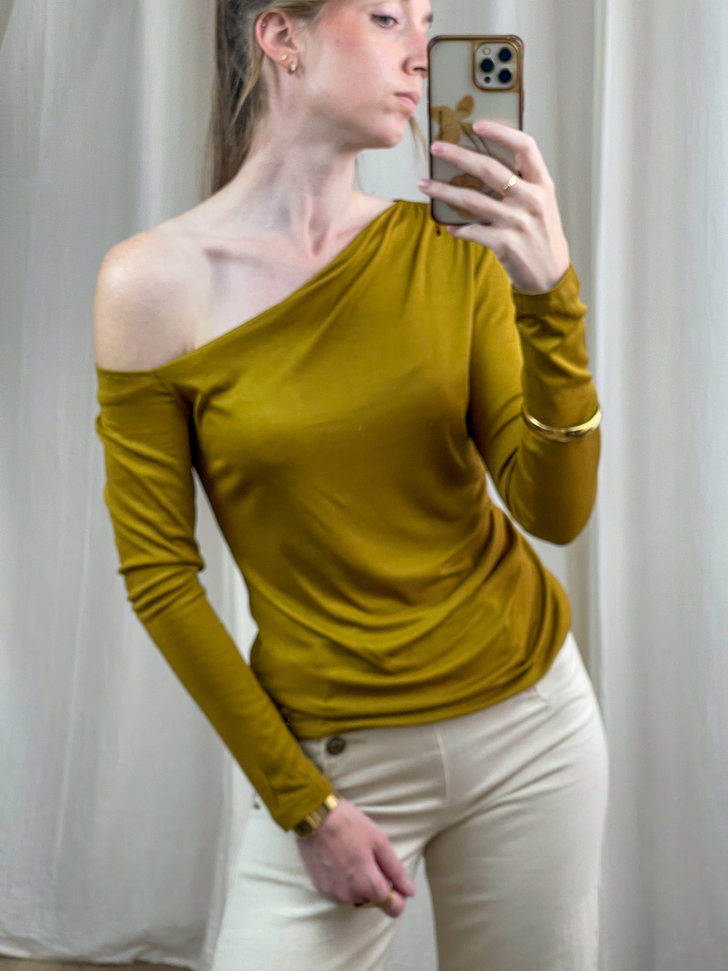 Top Billie asymétrique épaule dénudée couleur moutarde manches longues femme style chic décontracté