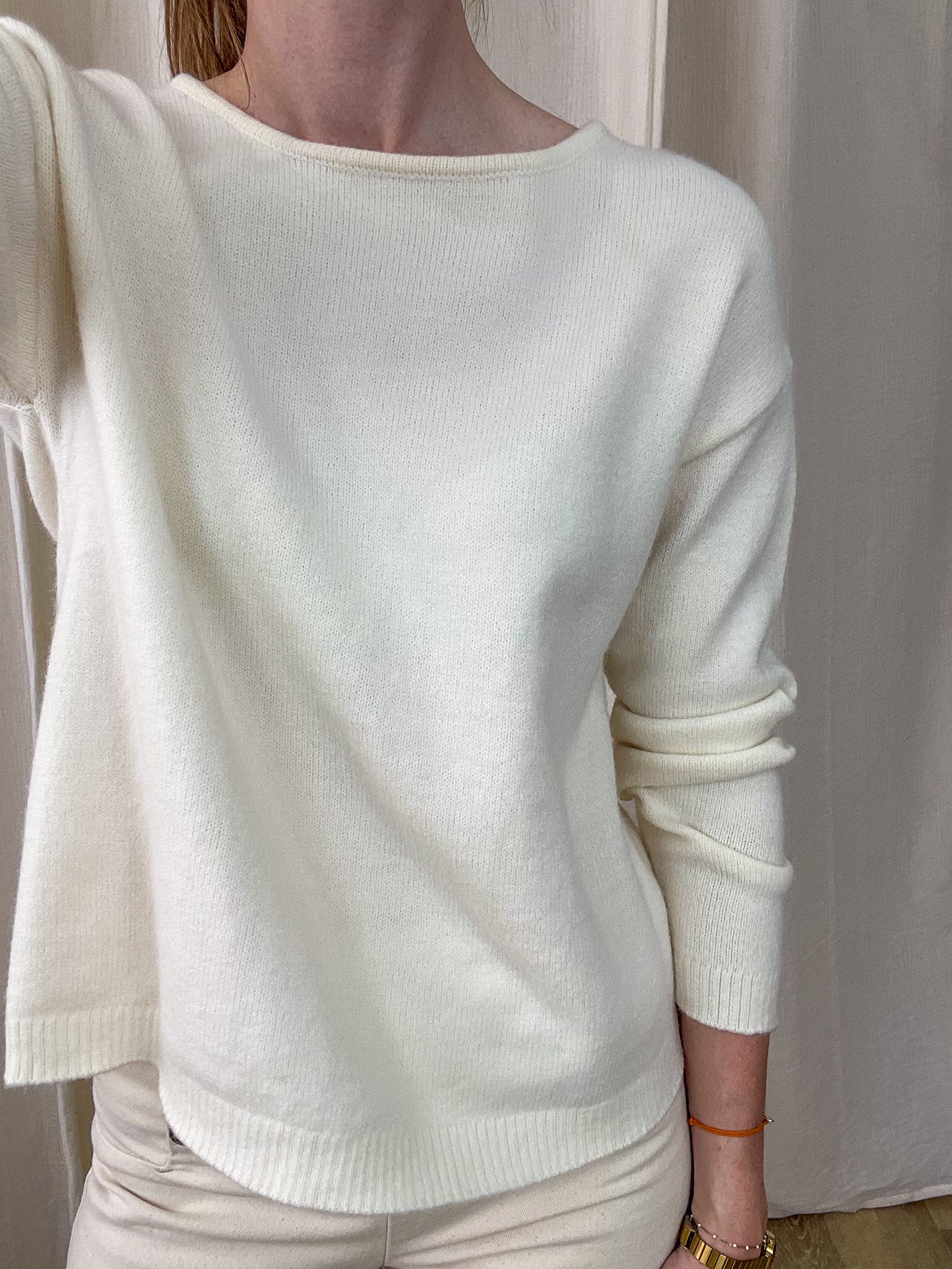Pull femme blanc cassé col bateau en maille douce coupe ample décontractée style minimaliste chic