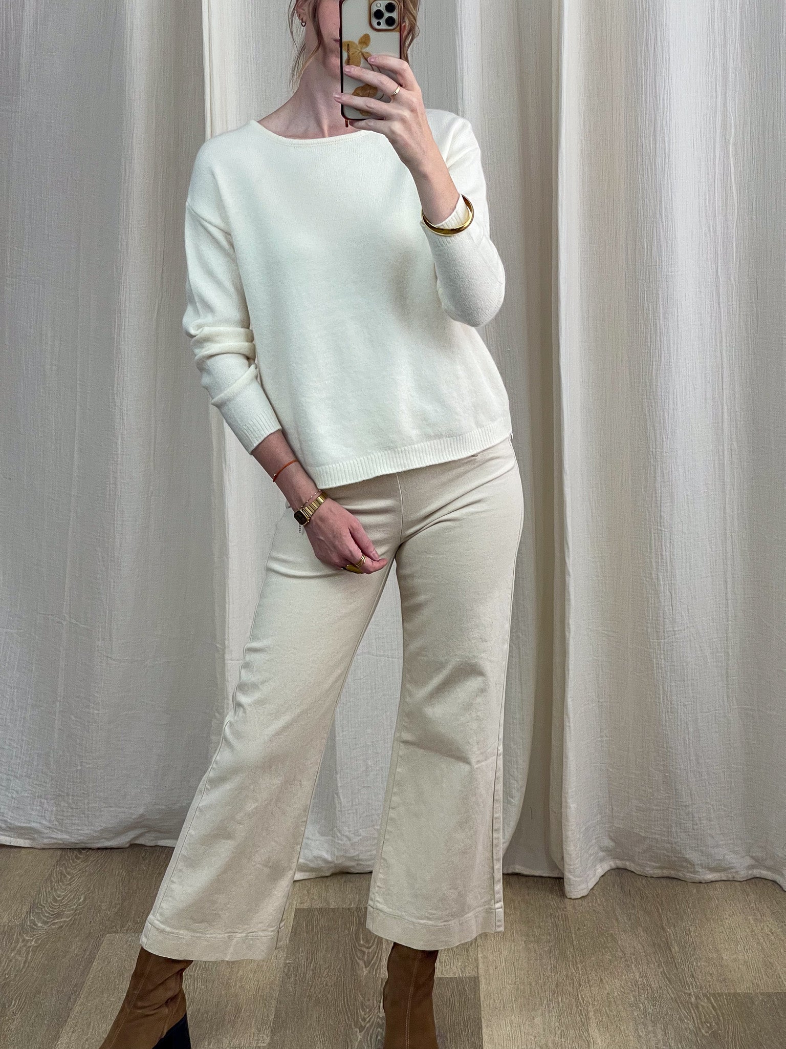 Pull femme blanc cassé col rond coupe oversize en maille douce, porté avec pantalon flare beige - Pull Louna