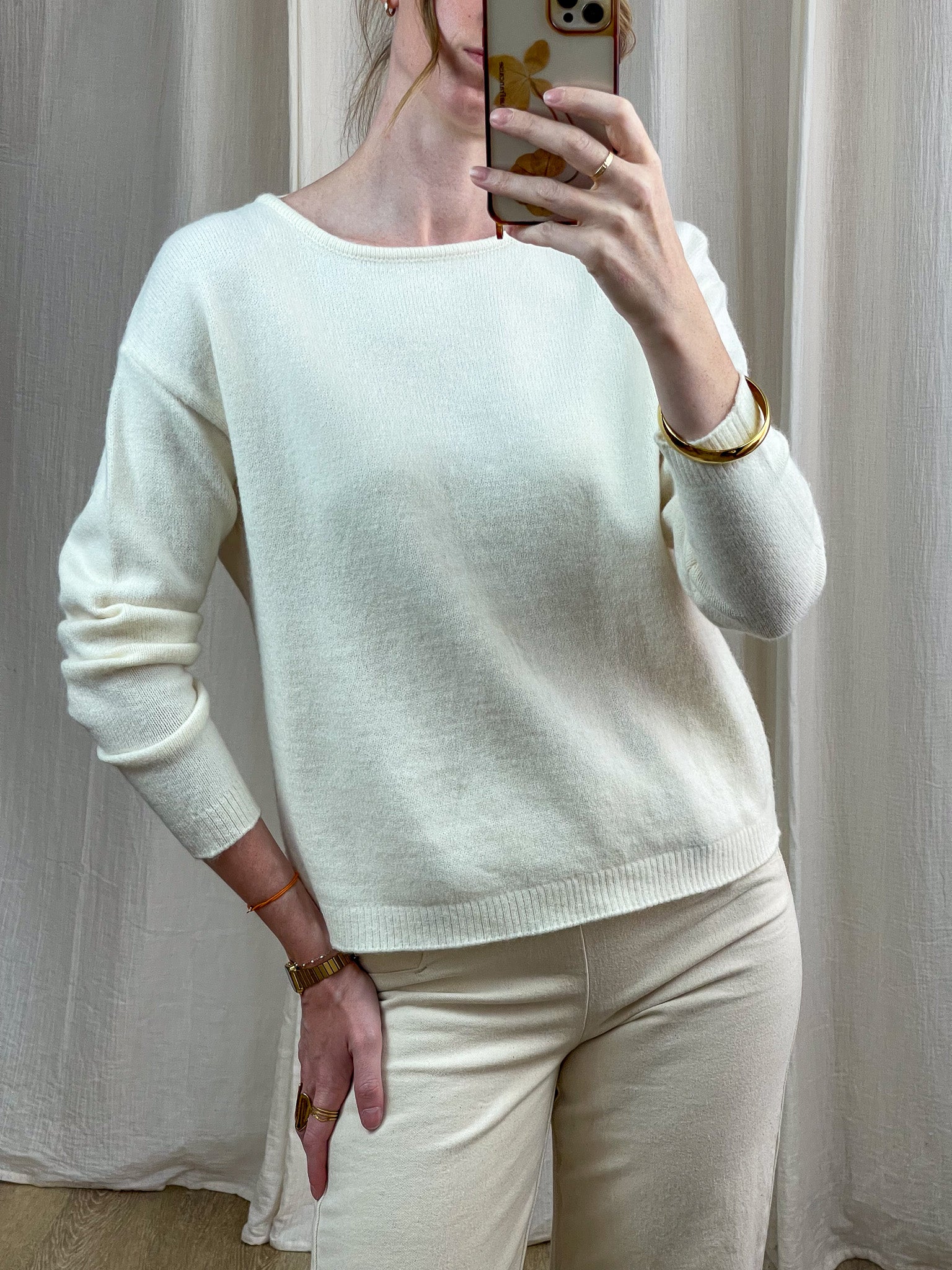 Pull femme blanc cassé col rond coupe loose en maille douce, style minimaliste chic pour tenue casual élégante