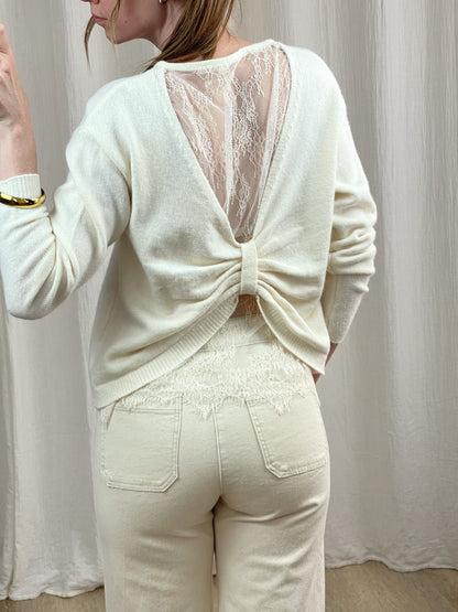 Pull femme écru dos ouvert avec détail nœud et dentelle romantique, maille douce style bohème chic