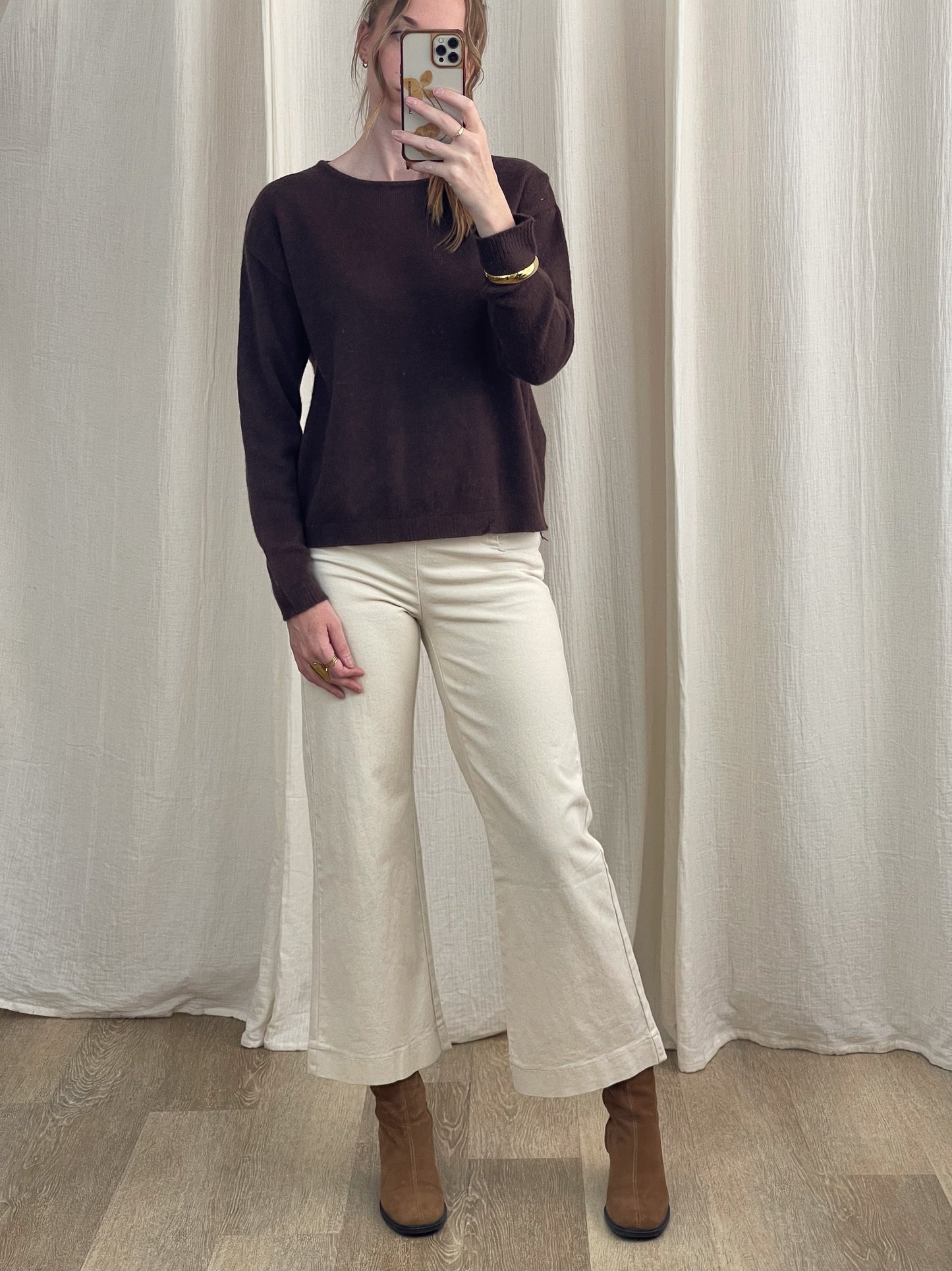 Pull Louna marron chocolat en maille douce col rond coupe droite femme porté avec pantalon écru et bottines camel