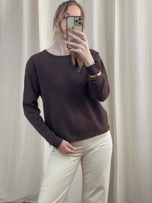 Pull femme marron chocolat col rond en maille douce, coupe décontractée, porté avec pantalon écru style minimaliste chic
