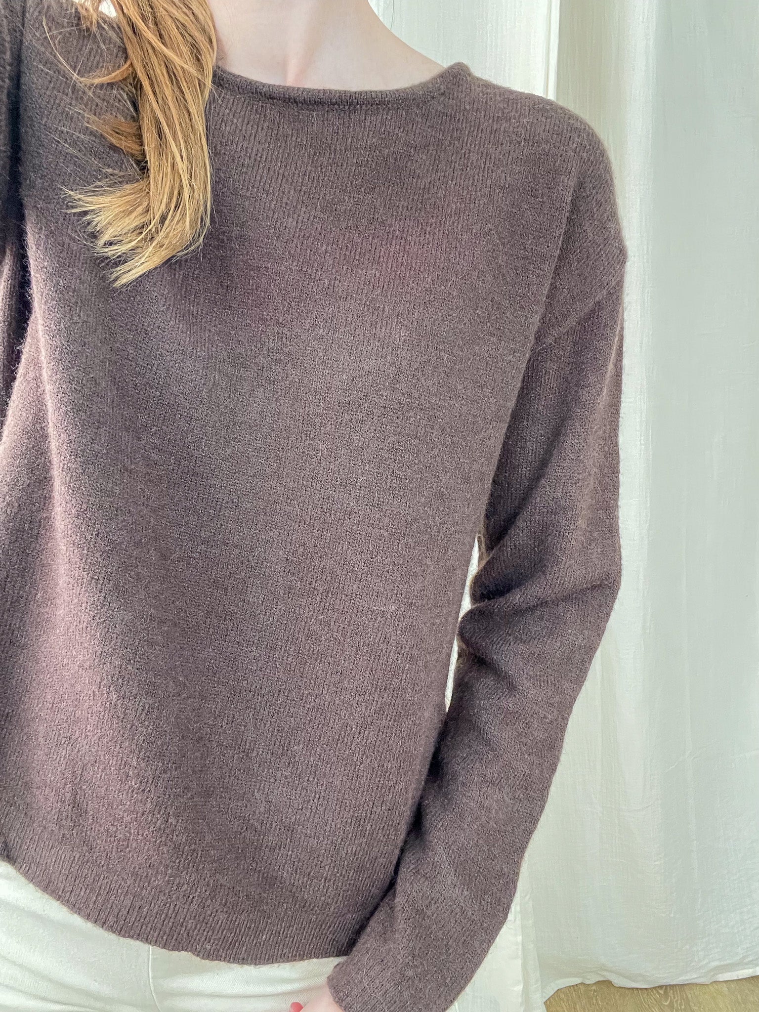 Pull Louna marron taupe en maille douce col rond coupe droite femme style minimaliste automne hiver