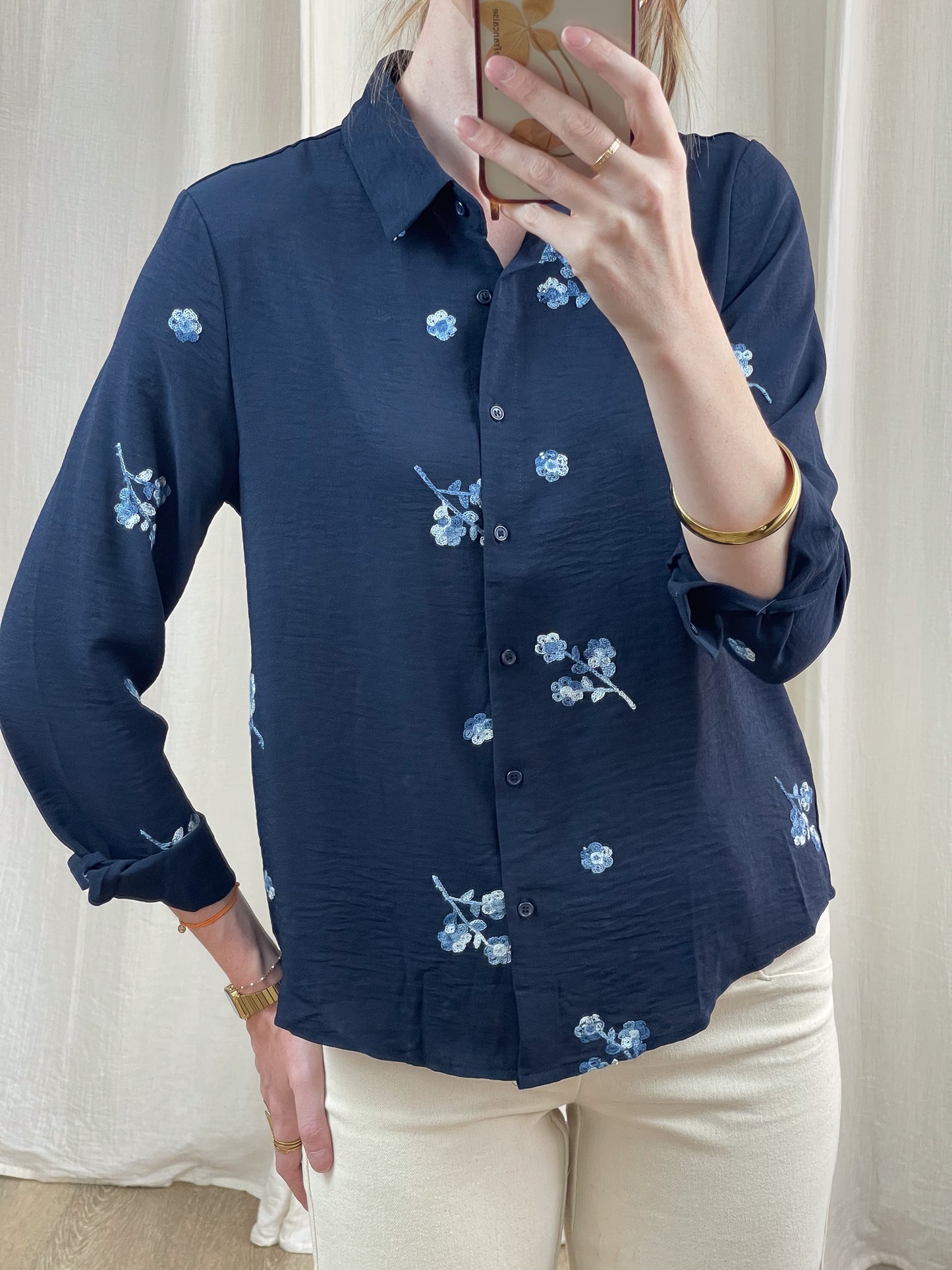 Chemise bleu marine fleurie femme motifs sequins bleus style japonisant coupe droite manches longues
