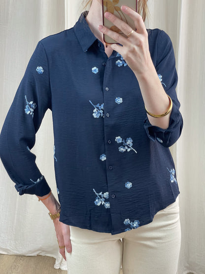 Chemise bleu marine fleurie femme motifs sequins bleus style japonisant coupe droite manches longues