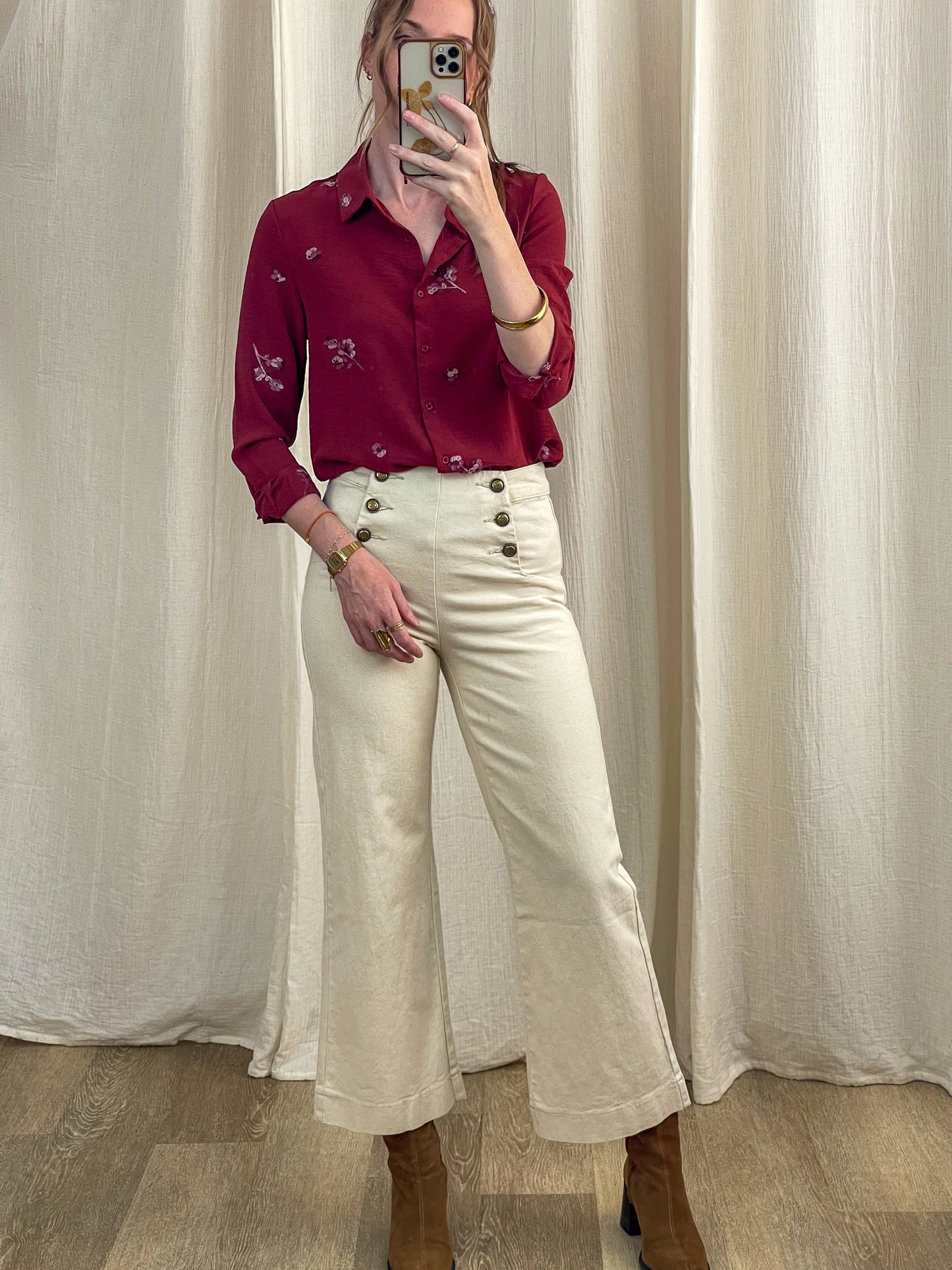 Chemise femme bordeaux imprimé floral manches longues, portée avec pantalon large écru taille haute boutons dorés