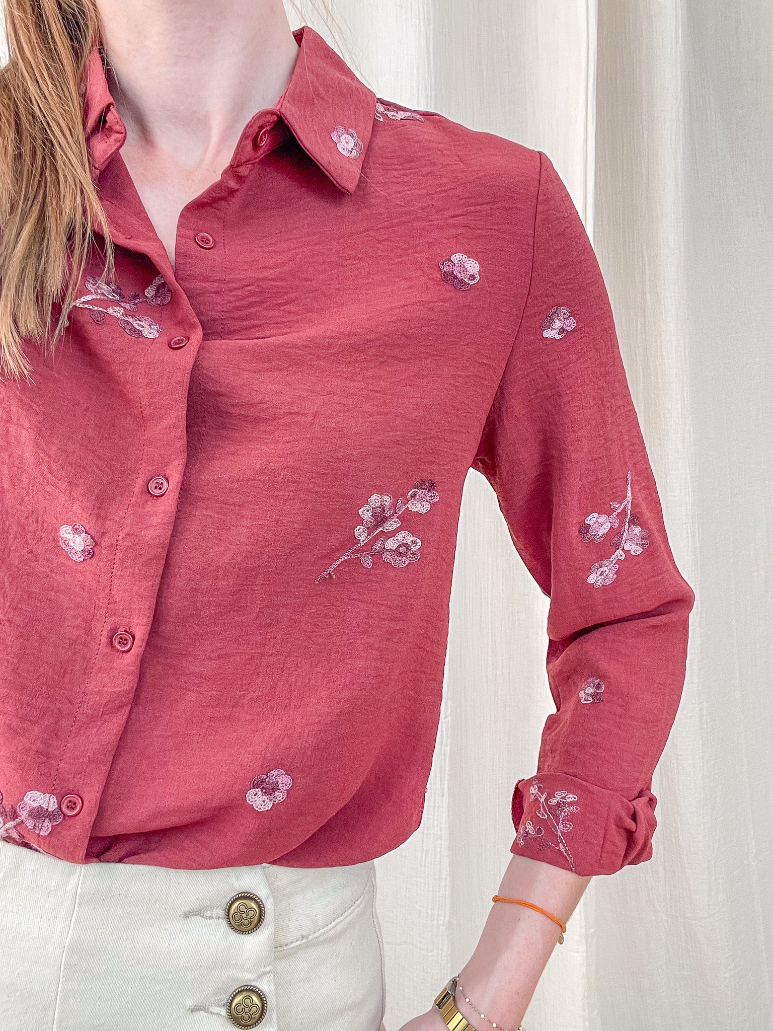 Chemise femme rouge brique brodée fleurs style bohème chic manches longues col classique