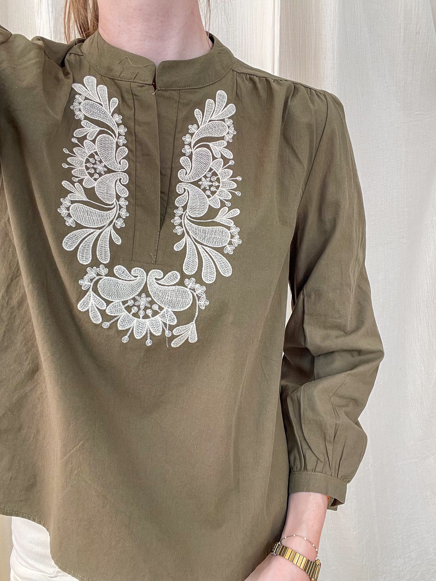 Blouse kaki Leighton col mao broderie florale blanche style bohème chic femme manches longues coton