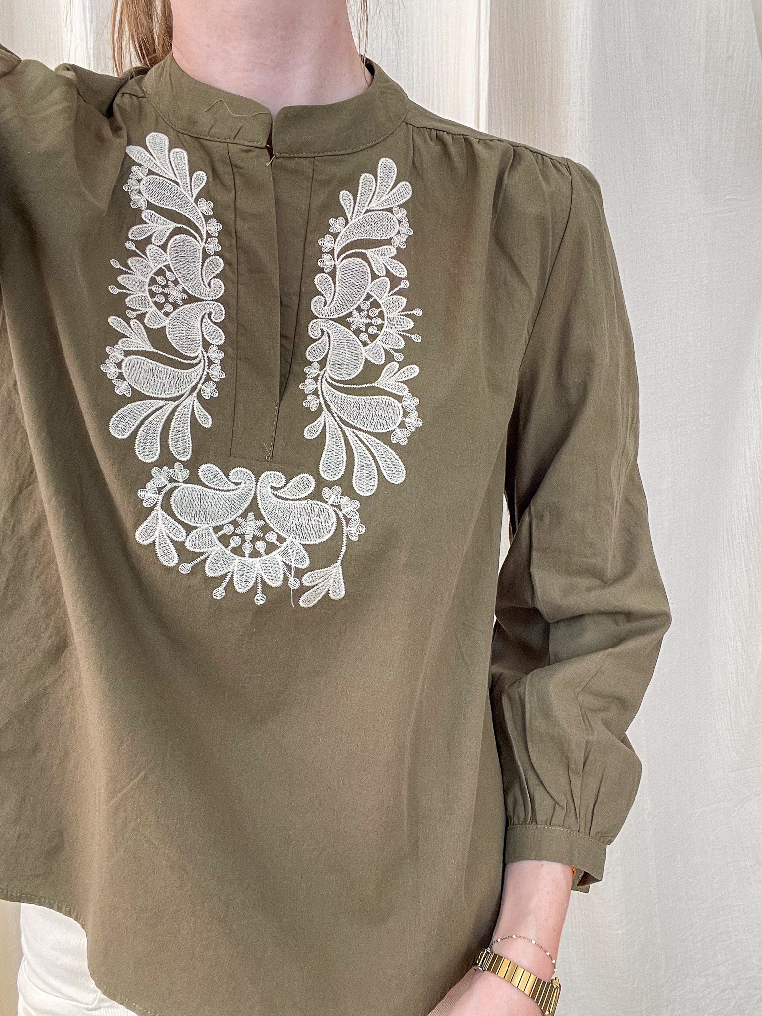 Blouse kaki Leighton col mao broderie florale blanche style bohème chic femme manches longues coton