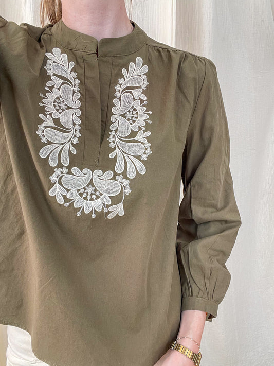 Blouse kaki Leighton col mao broderie florale blanche style bohème chic femme manches longues coton