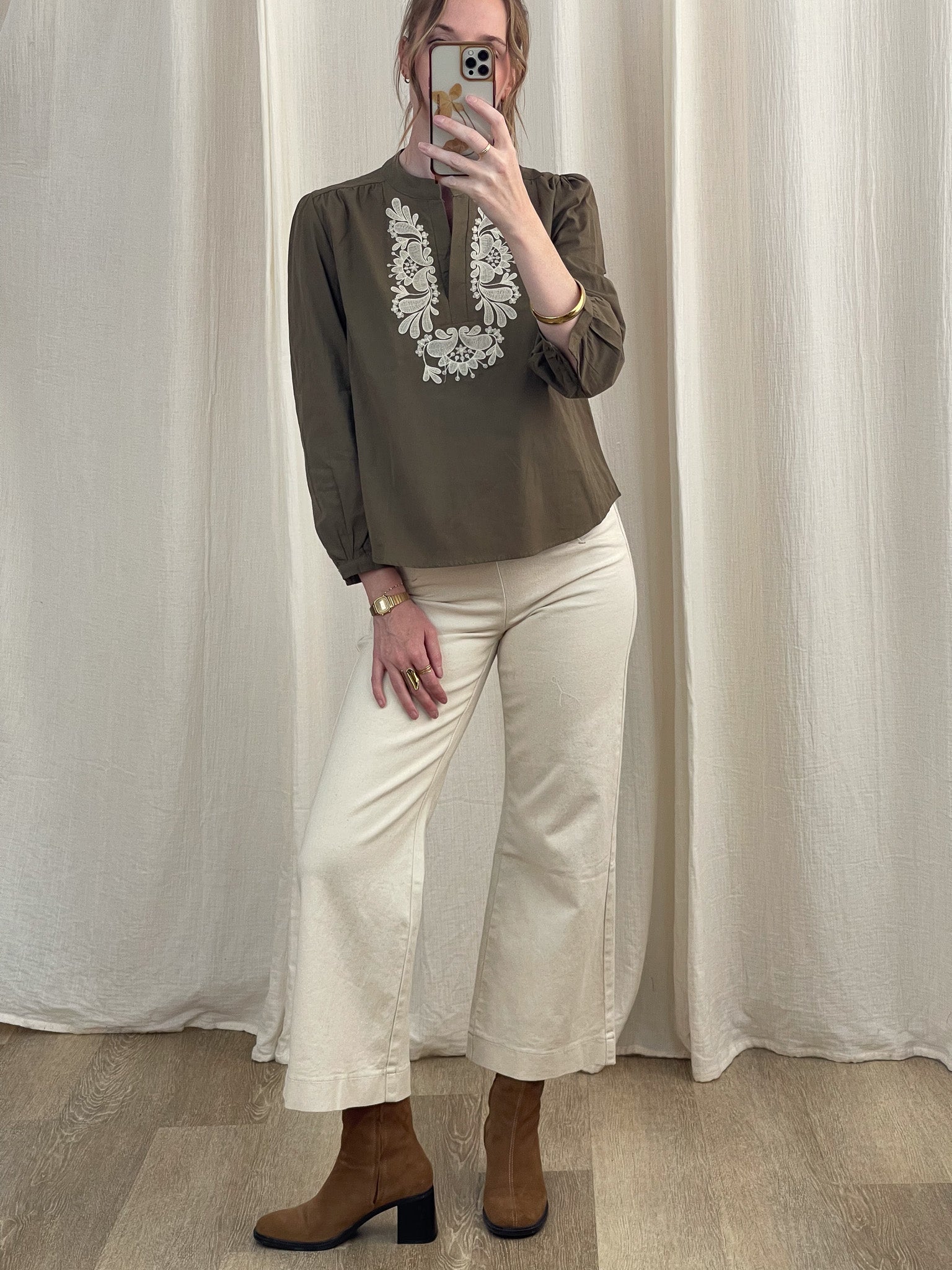 Blouse Leighton kaki broderie florale blanche col tunique manches longues femme style bohème chic