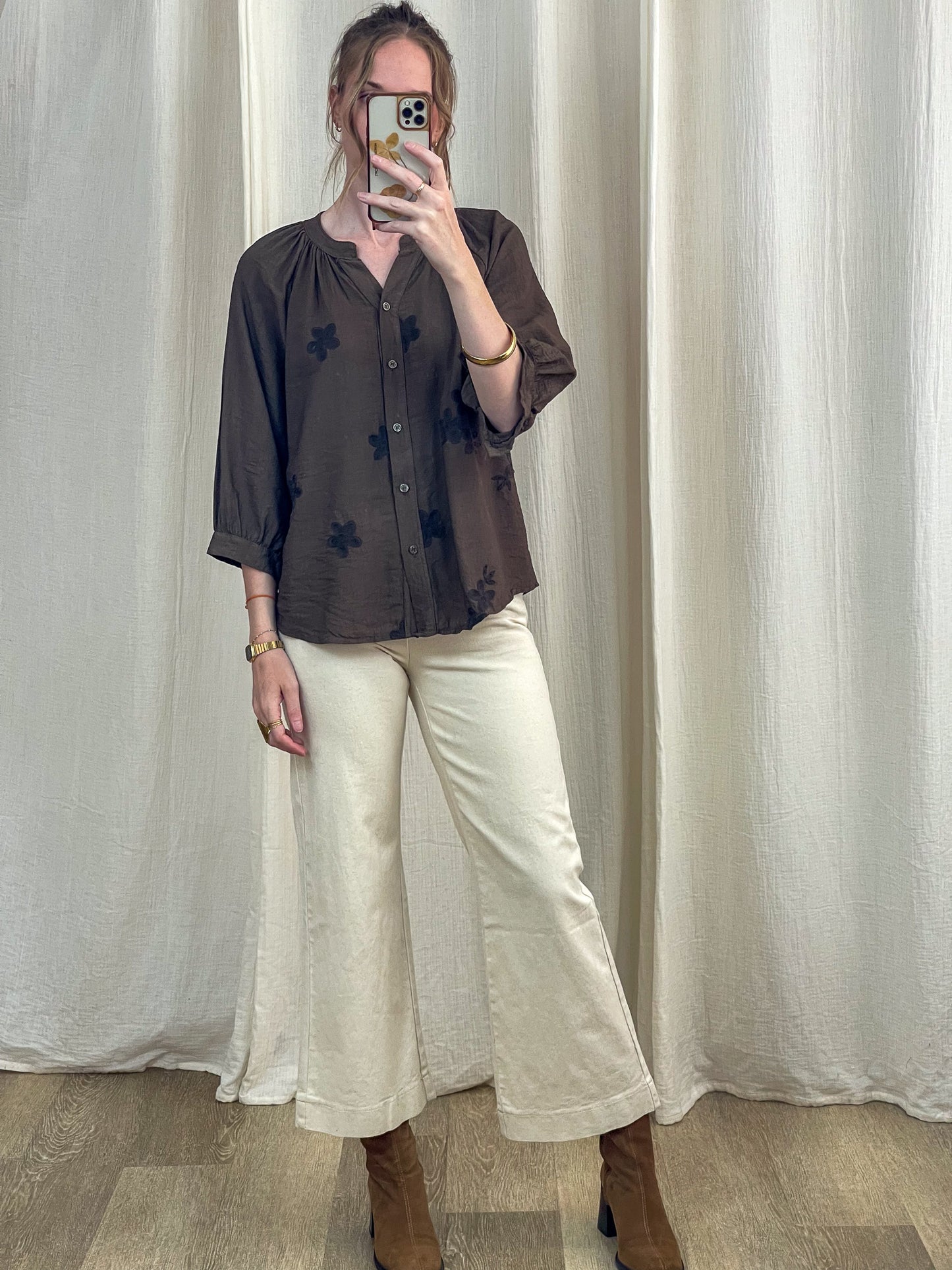 Blouse Coralie marron à fleurs brodées manches 3/4 col V femme, portée avec pantalon large écru et bottines camel