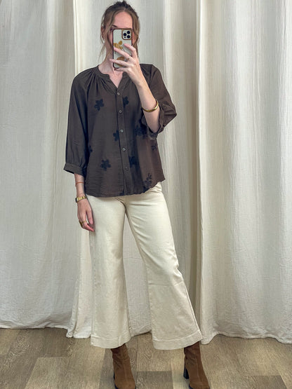 Blouse Coralie marron à fleurs brodées manches 3/4 col V femme, portée avec pantalon large écru et bottines camel