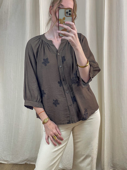 Blouse Coralie marron brodée fleurs manches 3/4 col V femme style bohème chic