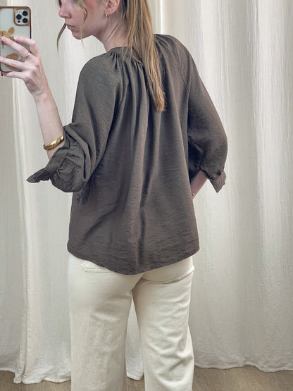 Blouse Coralie taupe manches 3/4 froncées col rond fluide femme portée avec pantalon écru coupe ample style bohème chic