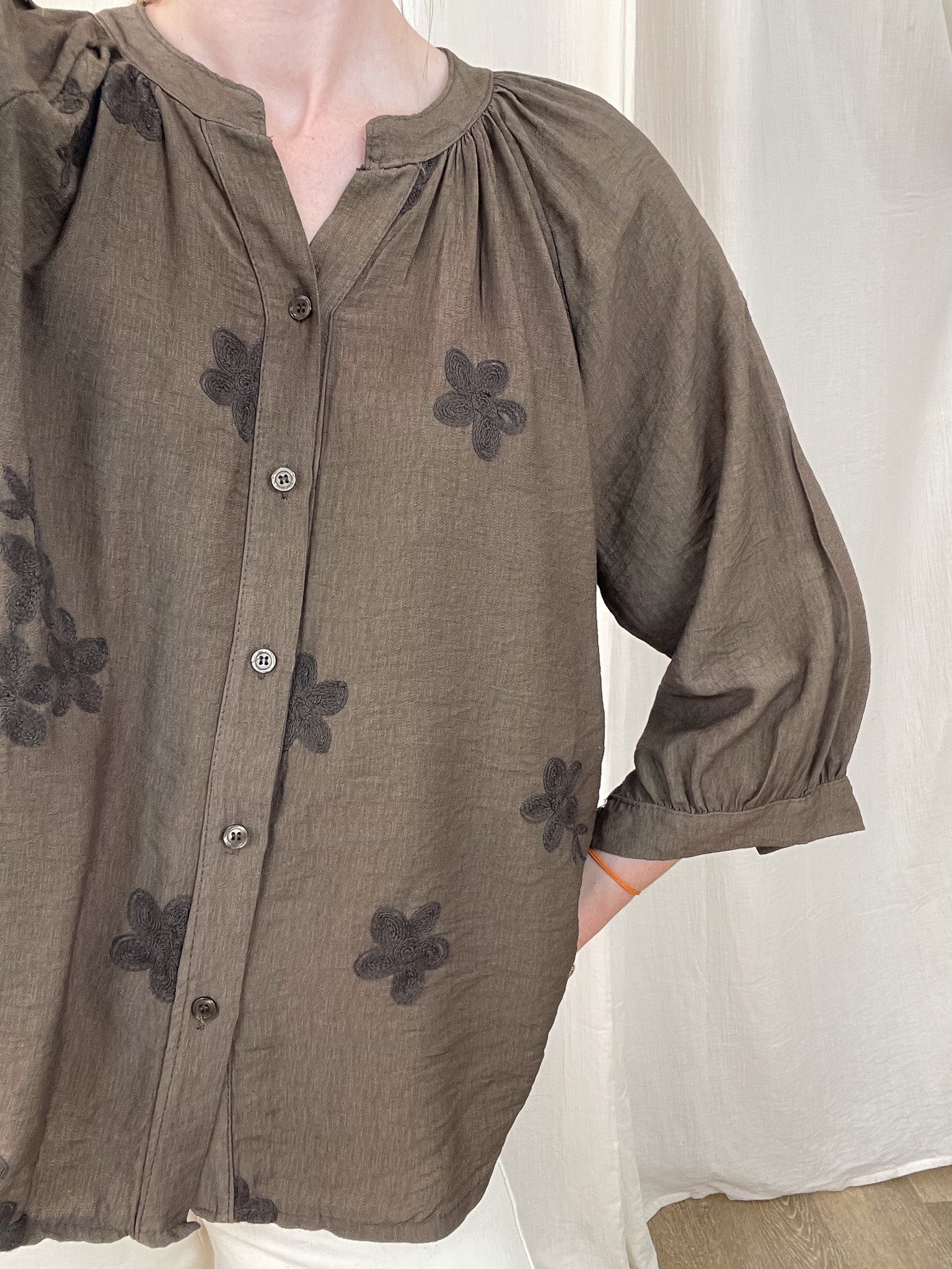 Blouse Coralie kaki brodée fleurs manches 3/4 bouffantes col rond boutonné femme style bohème chic
