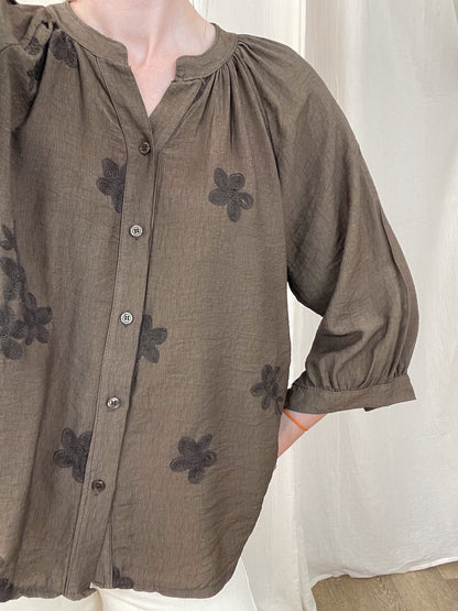 Blouse Coralie kaki brodée fleurs manches 3/4 bouffantes col rond boutonné femme style bohème chic