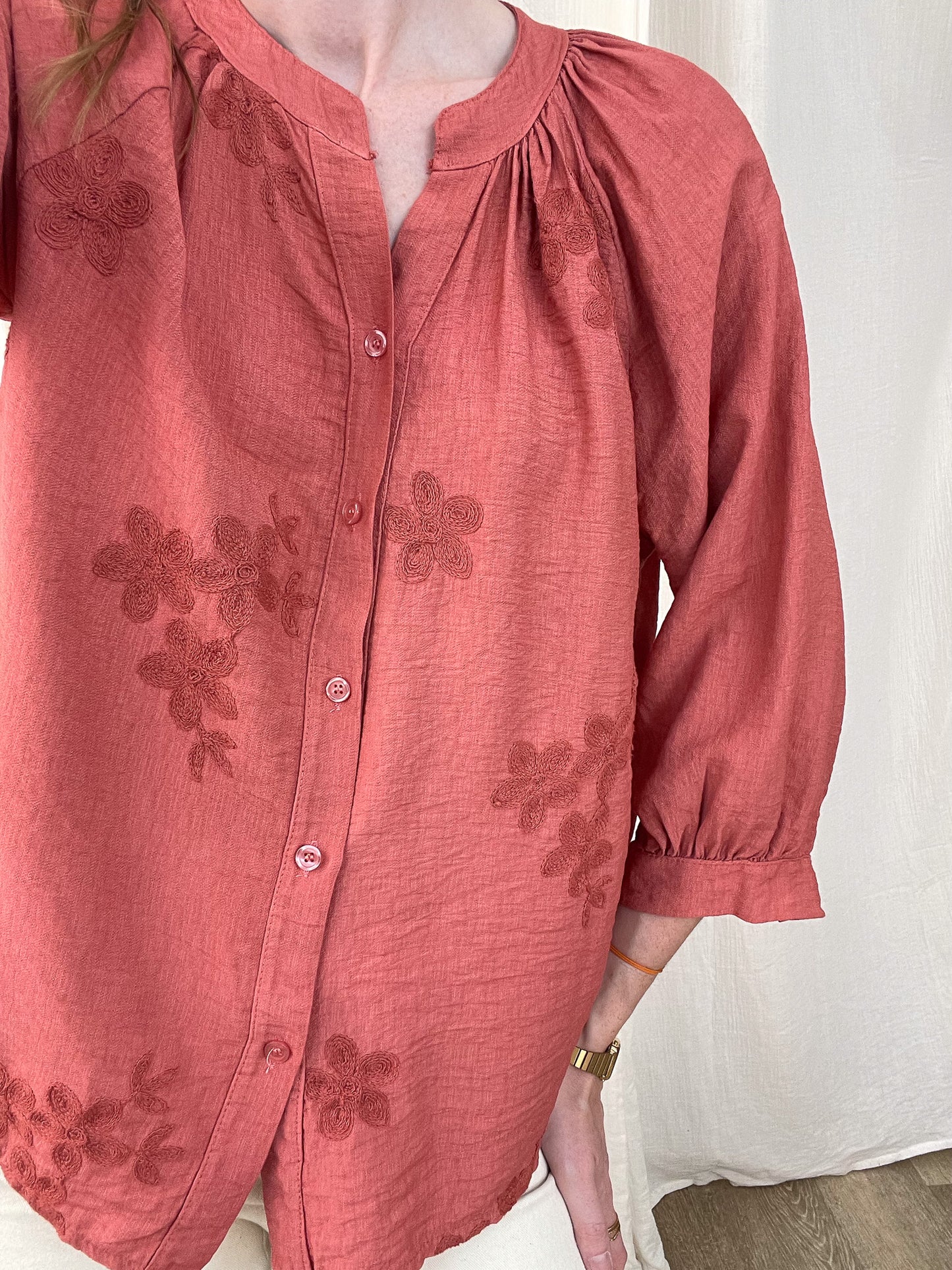 Blouse Coralie terracotta en lin avec broderies florales ton sur ton, manches 3/4 et col rond, style bohème femme