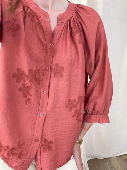 Blouse Coralie terracotta en lin avec broderies florales ton sur ton, manches 3/4 et col rond, style bohème femme