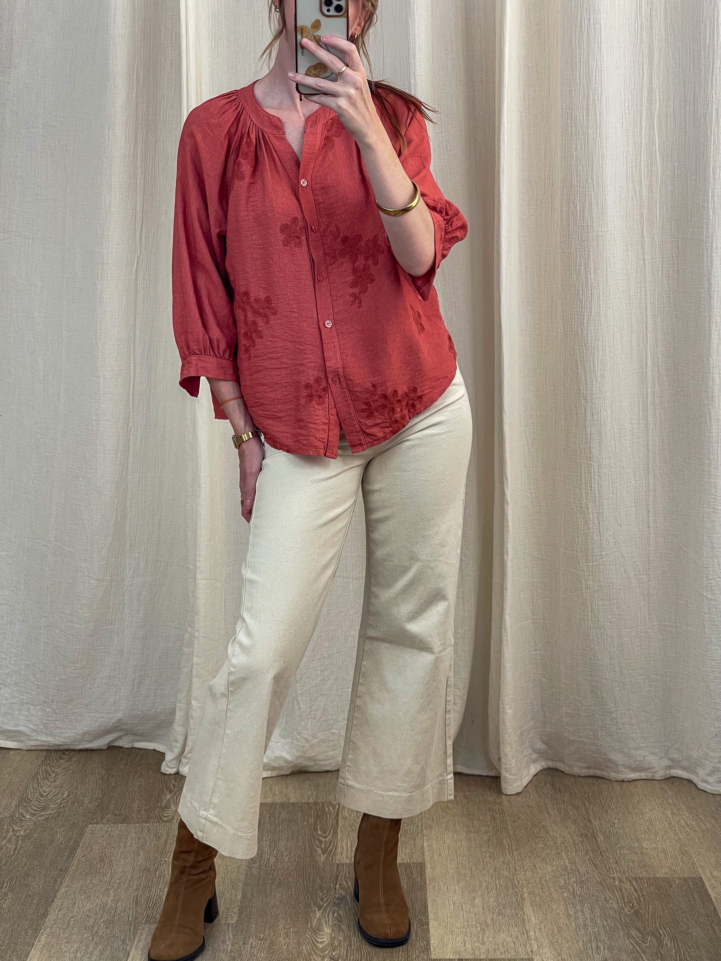 Blouse Coralie rouge brique brodée fleurs manches 3/4 col V femme portée avec pantalon écru et bottines camel