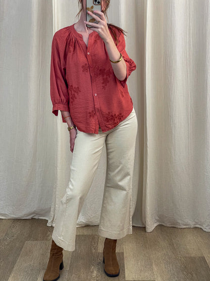 Blouse Coralie rouge brique brodée fleurs manches 3/4 col V femme portée avec pantalon écru et bottines camel