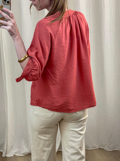 Blouse Coralie rouge corail manches 3/4 bouffantes détails brodés fleurs femme style bohème chic