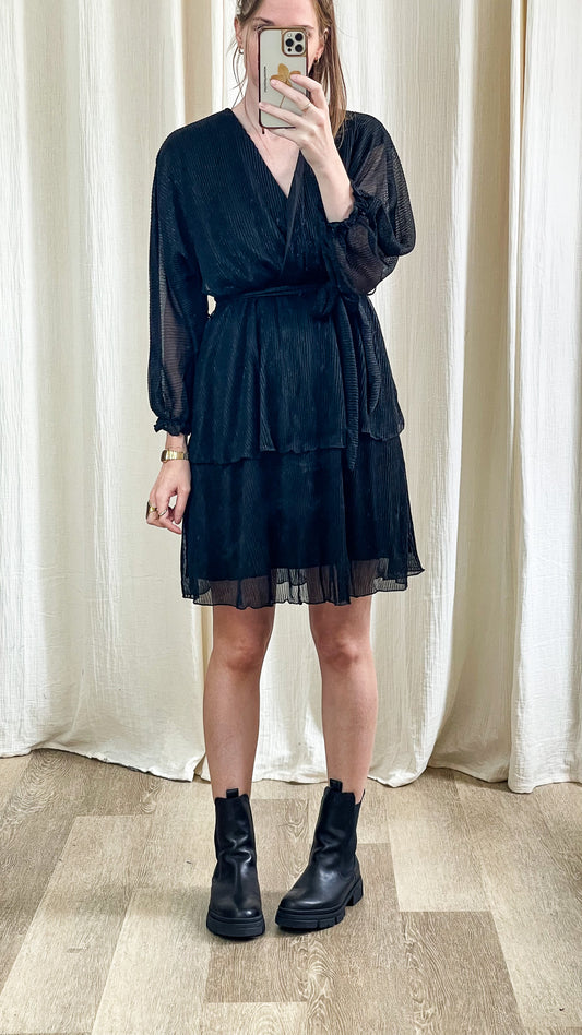Robe Jessie – Robe noire plissée à volants