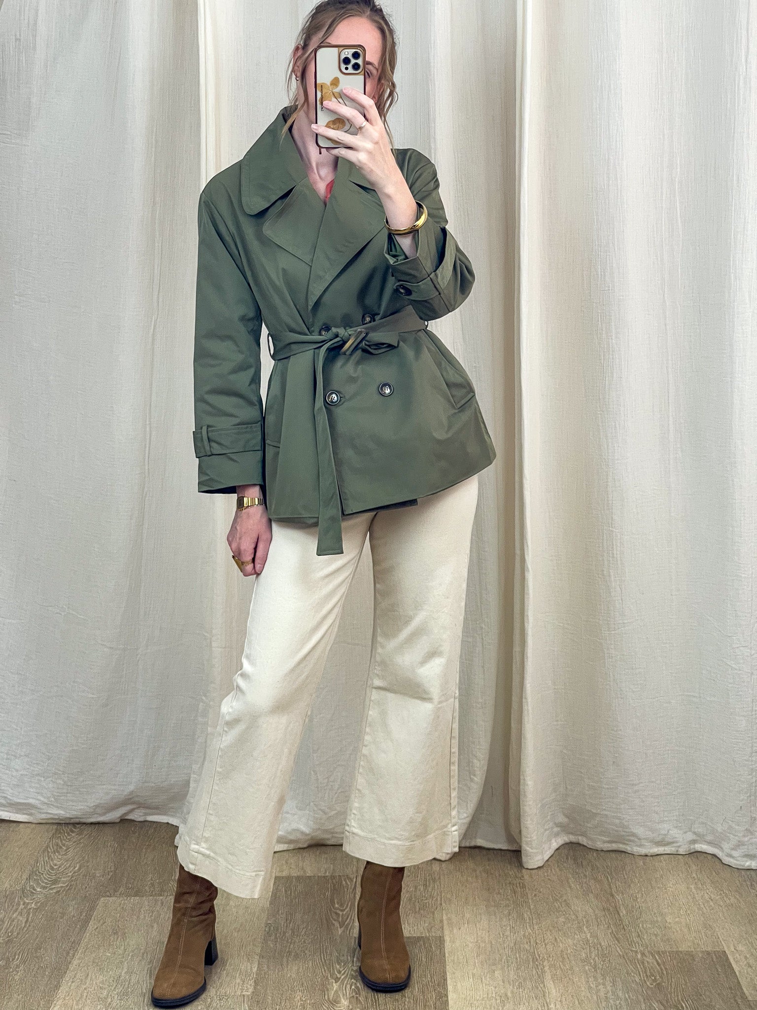 Trench court kaki femme style militaire avec ceinture à nouer, coupe cintrée double boutonnage, veste mi-saison élégante