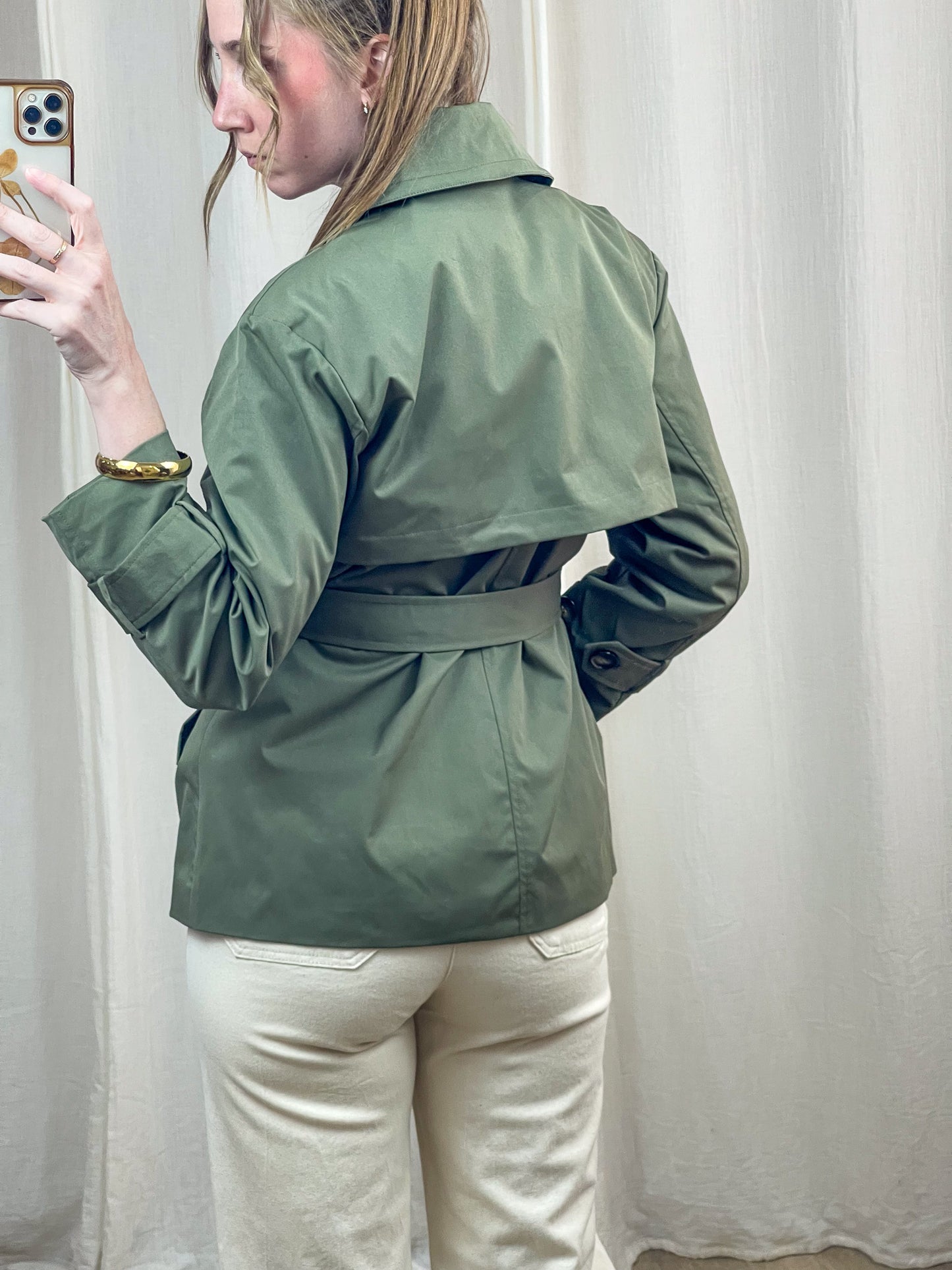 Trench court Jill kaki ceinturé femme, coupe cintrée avec col classique et manches à revers, style urbain chic